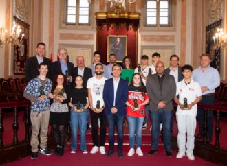 El Ayuntamiento recibe a deportistas alcalaínos que han cosechado méritos en disciplinas como el Voleibol, Baloncesto, Jiu Jitsu y Tiro con Arco