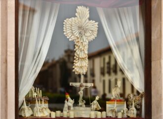 Último día para inscribirse en el Concurso de Embellecimiento de Balcones y Escaparates para la Semana Santa de Alcalá 2024