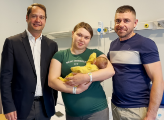 Erik, primer bebé nacido en el Hospital de Torrejón de padres refugiados ucranianos