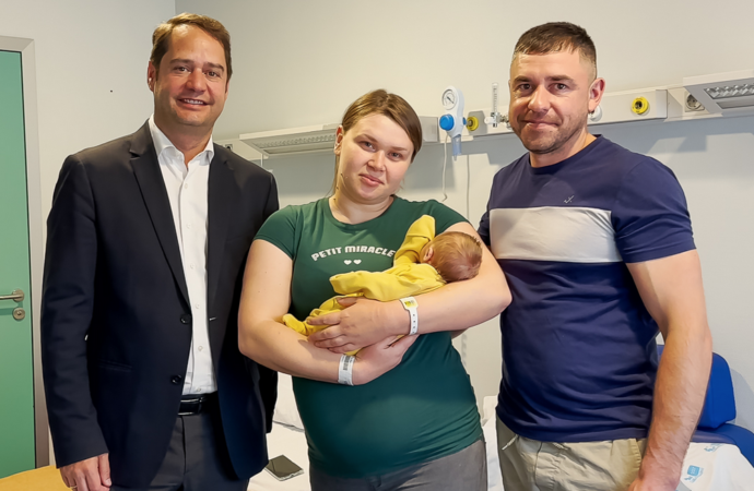 Erik, primer bebé nacido en el Hospital de Torrejón de padres refugiados ucranianos