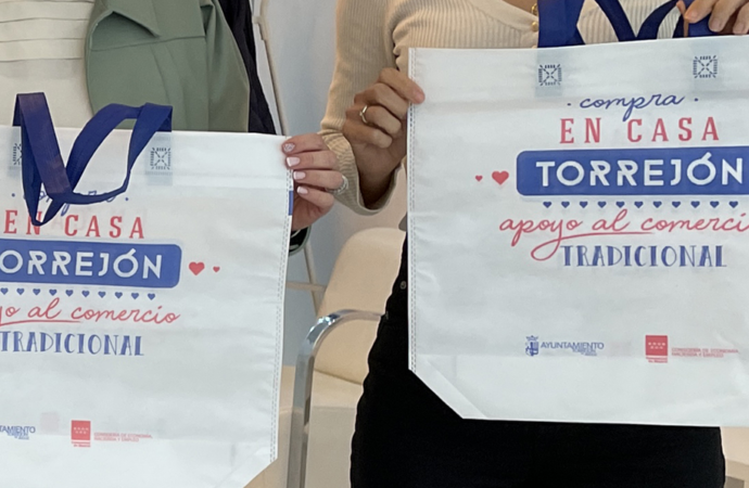 Un total de 274 comercios entregan bolsas de compra reutilizables para favorecer el comercio local de Torrejón