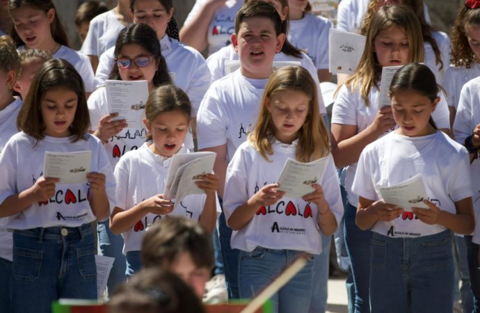 Así de bien sonaron los Coros Escolares de Alcalá de Henares en el homenaje a la ciudad este 23 de abril