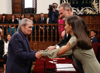 Los Reyes entregan en Alcalá de Henares el Premio Cervantes al poeta venezolano Rafael Cadenas