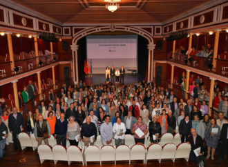 Homenaje a los profesores y personal de los centros educativos jubilados en Alcalá de Henares