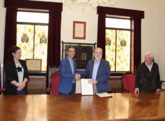 El Ayuntamiento de Alcalá y ARPA firman un convenio para realizar un inventario de los materiales conservados del Palacio Arzobispal  
