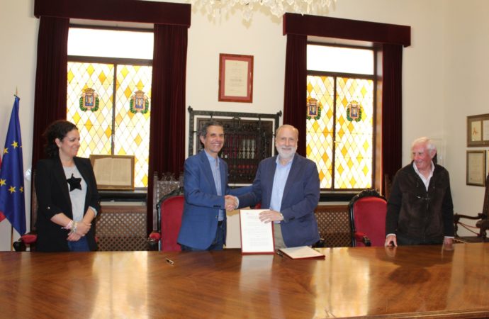 El Ayuntamiento de Alcalá y ARPA firman un convenio para realizar un inventario de los materiales conservados del Palacio Arzobispal  