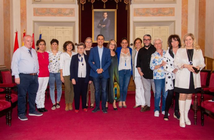 La Escuela Municipal de Adultos de Alcalá finalizó el curso con el acto de entrega de diplomas y orlas 