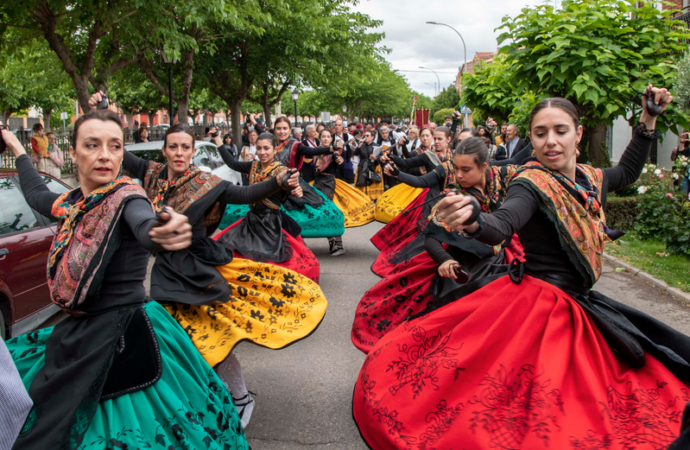La Fiesta del Folclore reunió en Marchamalo botargas y grupos folclóricos de toda Guadalajara