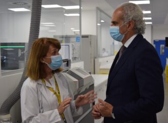 Visita del consejero de Sanidad al servicio de anatomía patológica del Hospital de Alcalá