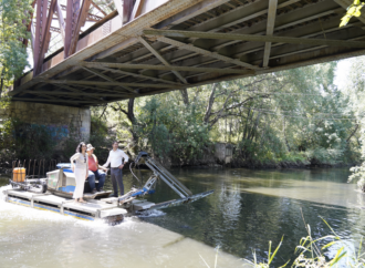 Así es la lucha contra los mosquitos y la mosca negra con el barco anfibio que retira las plantas acuáticas del río Henares en Torrejón