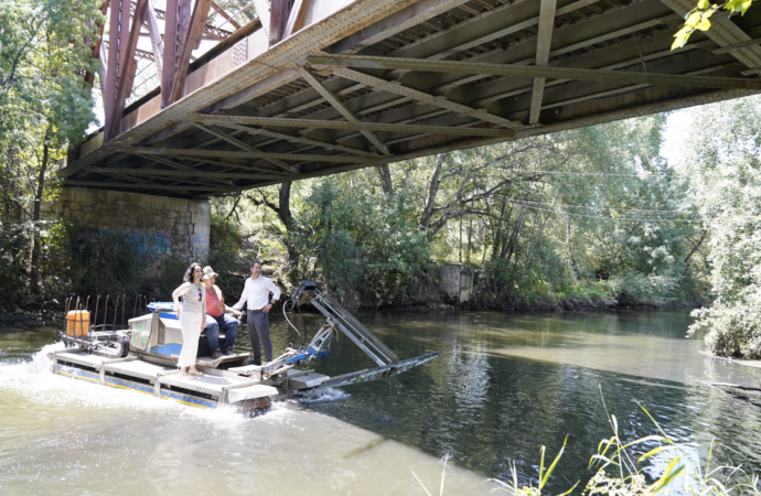 Así es la lucha contra los mosquitos y la mosca negra con el barco anfibio que retira las plantas acuáticas del río Henares en Torrejón