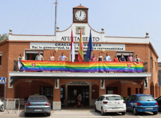 El Ayuntamiento de Azuqueca coloca la pancarta arcoíris con motivo del Día Internacional del Orgullo