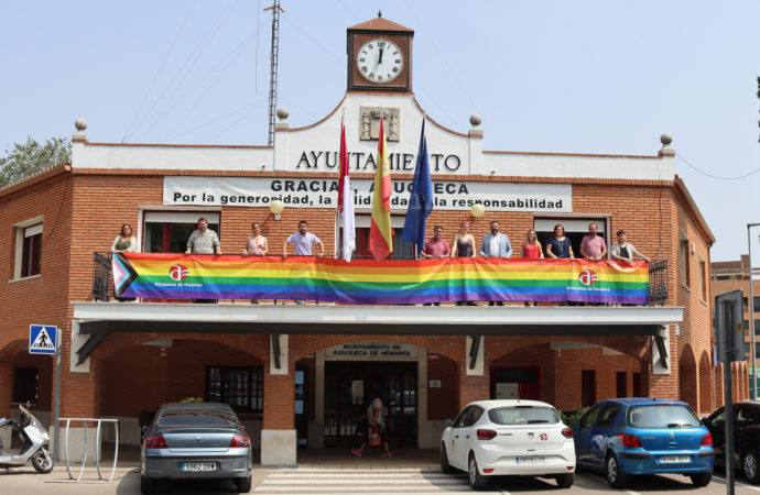 El Ayuntamiento de Azuqueca coloca la pancarta arcoíris con motivo del Día Internacional del Orgullo