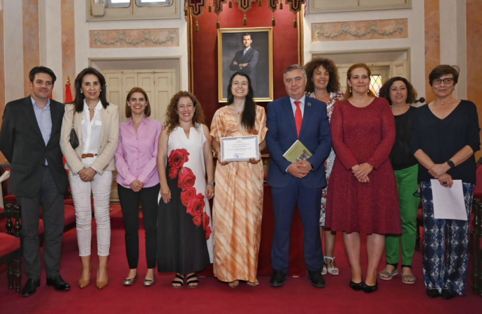 Zoila Martínez Beltrán recoge el Premio de Investigación María Isidra de Guzmán en Alcalá de Henares