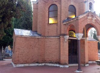 El Ayuntamiento de Alcalá repone la cubierta de plomo de la capilla del cementerio municipal 