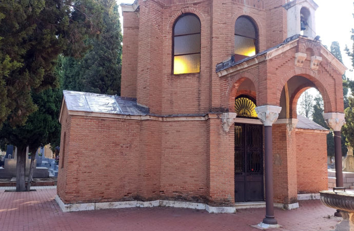 El Ayuntamiento de Alcalá repone la cubierta de plomo de la capilla del cementerio municipal 