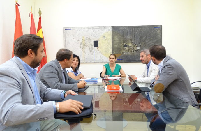 La alcaldesa de Alcalá, Judith Piquet, se reúne con representantes de la empresa Lidl 