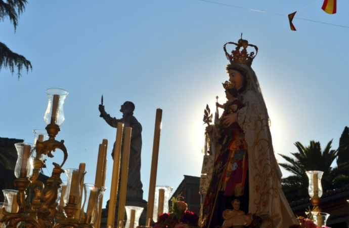 La Procesión de la Virgen del Carmen recorrió el centro de Alcalá