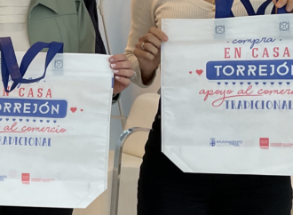 Cerca de 300 comercios de Torrejón entregan bolsas de compra reutilizables