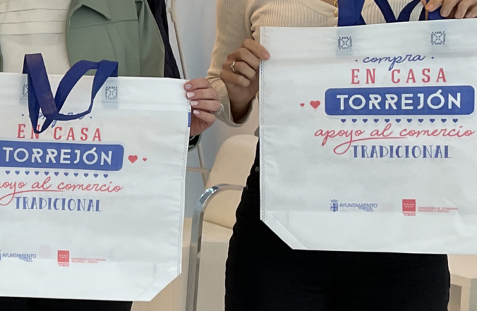 Cerca de 300 comercios de Torrejón entregan bolsas de compra reutilizables