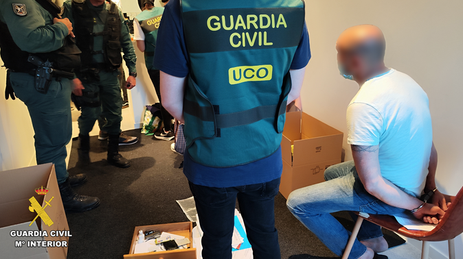 La Guardia Civil detiene a una peligrosa banda criminal que robaba vehículos y duplicaba matrículas en Alcalá de Henares