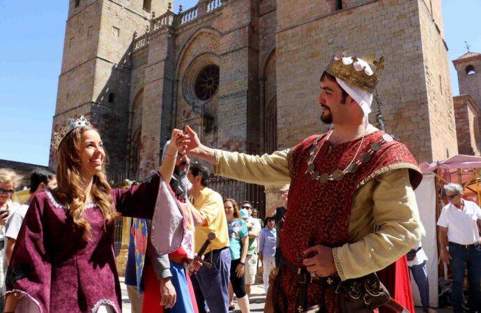 Así fueron las Jornadas Medievales de Sigüenza: caballeros, doncellas, justas y un accidente que se ha quedado en un susto