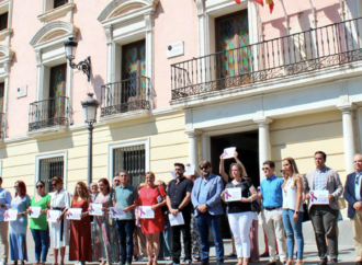 VOX, presente en el minuto contra la violencia machista de Alcalá de Henares