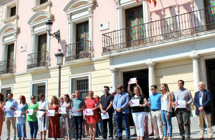 VOX, presente en el minuto contra la violencia machista de Alcalá de Henares