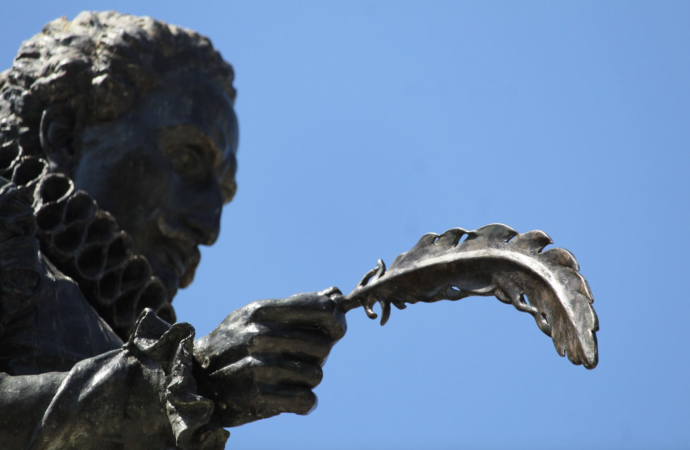 Reinstalada la pluma en la estatua de Cervantes en Alcalá de Henares