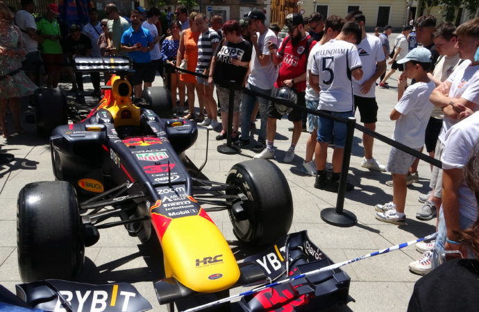 La Fórmula 1 en Alcalá: todo por una foto con el Red Bull de Checo Pérez