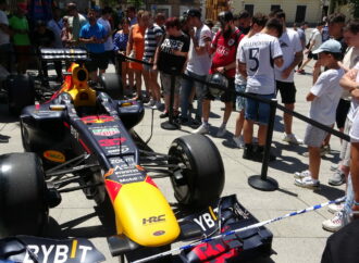 La Fórmula 1 en Alcalá: todo por una foto con el Red Bull de Checo Pérez