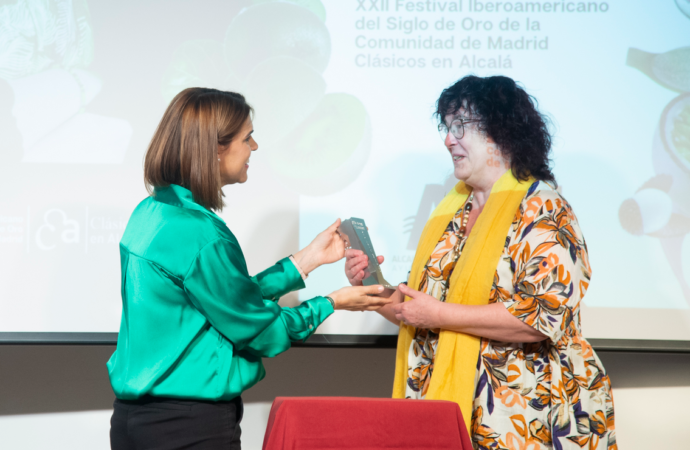 Clásicos en Alcalá: Laila Ripoll recibió el Premio «Fuente de Castalia»
