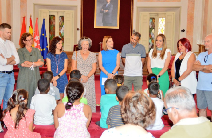 Recepción en el Ayuntamiento de Alcalá a los niños saharauis con motivo del «Proyecto Vacaciones en Paz 23»