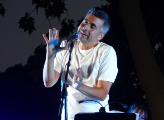 El cantante alcalaíno, Diego Larrea, rinde homenaje a los voluntarios de la DANA de Valencia en el primer aniversario