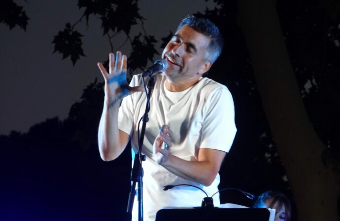 El cantante alcalaíno, Diego Larrea, rinde homenaje a los voluntarios de la DANA de Valencia en el primer aniversario