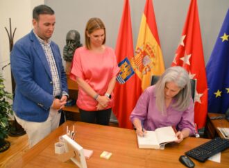La escritora Olalla García, pregonera de las Fiestas de Alcalá 2023, recibida previamente en el Ayuntamiento