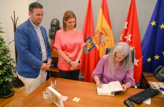 La escritora Olalla García, pregonera de las Fiestas de Alcalá 2023, recibida previamente en el Ayuntamiento