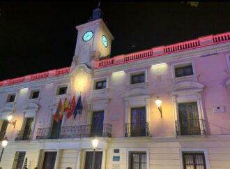 La fachada del Ayuntamiento de Alcalá se ilumina hoy de color rojo en apoyo a la investigación de la enfermedad de Duchenne  