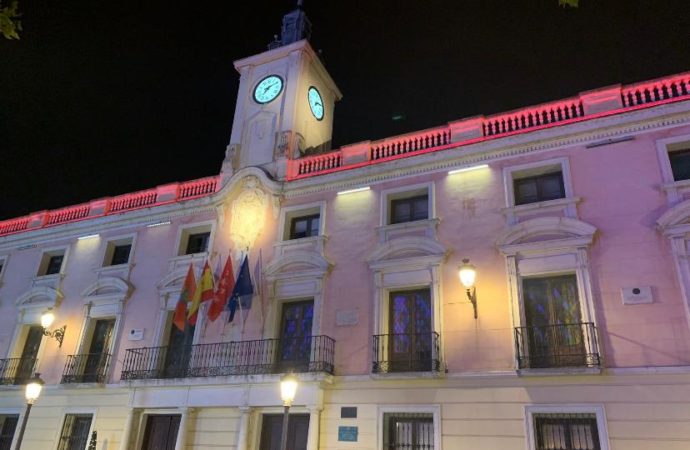 La fachada del Ayuntamiento de Alcalá se ilumina hoy de color rojo en apoyo a la investigación de la enfermedad de Duchenne  