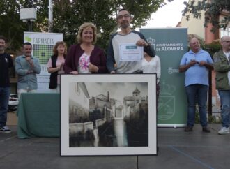 El pintor local, Miguel Ángel Rodríguez, ganador del Certamen de Pintura Rápida en Alovera