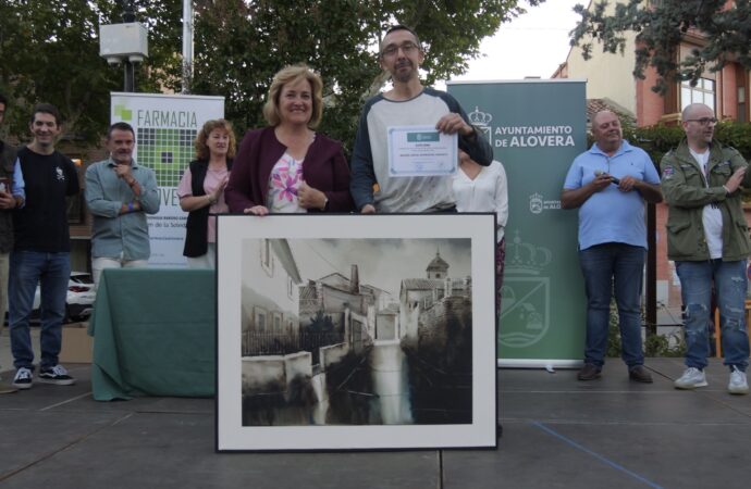 El pintor local, Miguel Ángel Rodríguez, ganador del Certamen de Pintura Rápida en Alovera