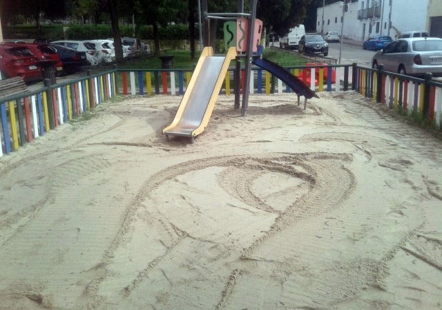 En marcha un nuevo plan de cribado de la arena de las áreas de juego infantiles de Alcalá