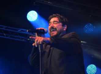 Antonio Orozco esquivó la lluvia e hizo bailar a Alcalá de Henares