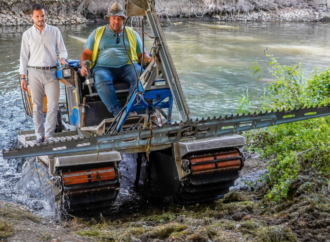 Así trabaja el barco anfibio de Torrejón que retira las plantas acuáticas del río Henares, para eliminar las larvas de mosquitos