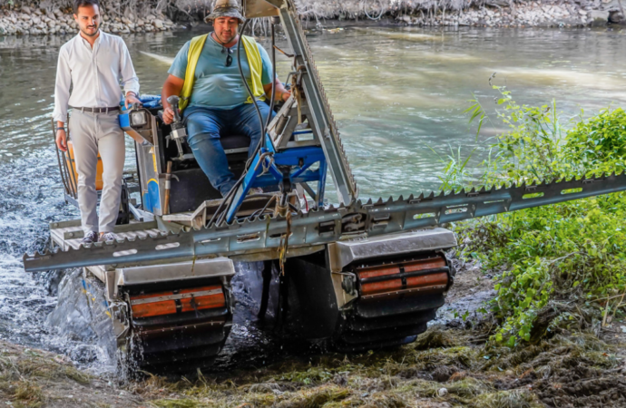 Así trabaja el barco anfibio de Torrejón que retira las plantas acuáticas del río Henares, para eliminar las larvas de mosquitos