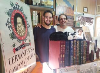 Caligrafía en directo en la Feria del Libro de Alcalá de Henares