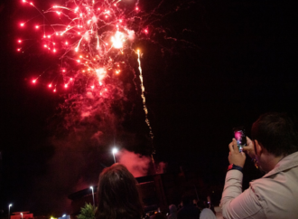 Los fuegos artificiales de las Ferias de Alcalá iluminaron el domingo la festividad de la Patrona del Val