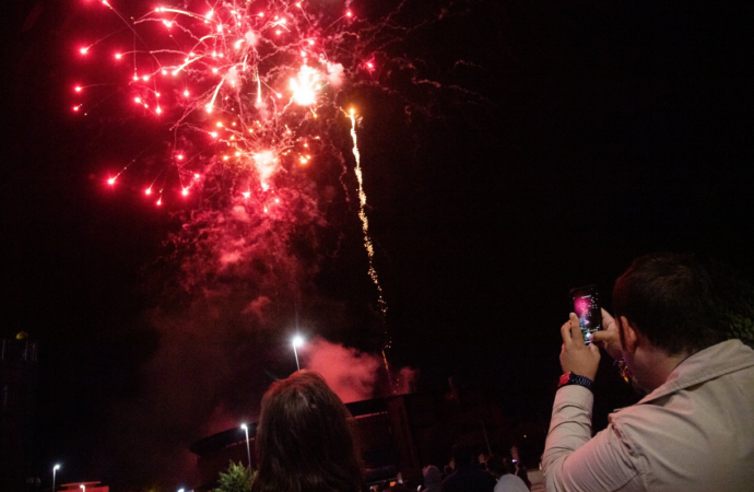 Los fuegos artificiales de las Ferias de Alcalá iluminaron el domingo la festividad de la Patrona del Val