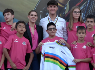 El Campeón del Mundo Junior de Ciclismo en Pista, el alcalaíno Rubén Sánchez Córdoba, recibe un homenaje en el Ayuntamiento