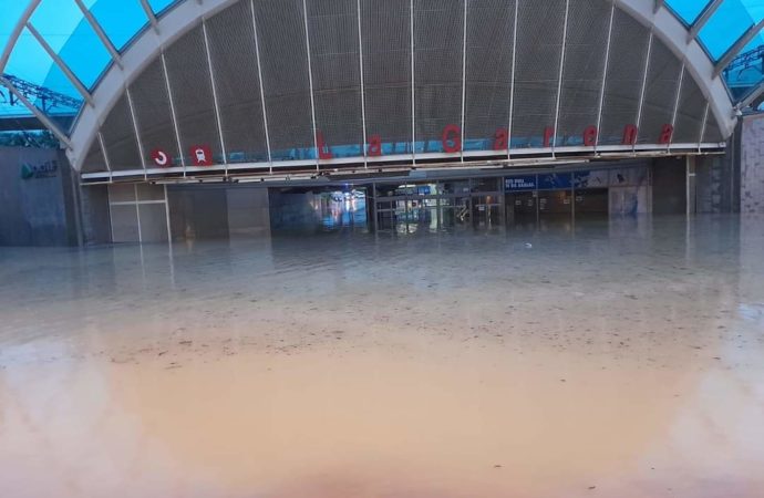 La fuerte lluvia inunda la Estación de La Garena y el túnel de Torrelaguna en Alcalá de Henares, sembrando también el caos en Madrid